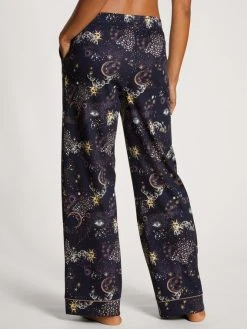 Calida Favourites Universe Pants Mit Seitentaschen 10 Calida Favourites Universe Pants Mit Seitentaschen -CALIDA-Shop Calida Favourites Universe Pants mit Seitentaschen blau 29993 339 1