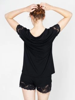 Erlich Textil Greta Kurz-Pyjama Mit Spitzendetails 7 Erlich Textil Greta Kurz-Pyjama Mit Spitzendetails -CALIDA-Shop Erlich Textil Margarete Kurz Pyjama mit Spitzendetails schwarz 440127575050 SET 750 1