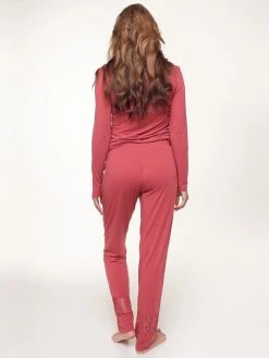 LingaDore Dusty Cedar Schlafanzug Mit Spitzendetails -CALIDA-Shop LingaDore Dusty Cedar Pyjama lang mit Spitze rot 6908 34 1